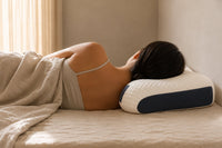 Mujer durmiendo de lado con la almohada ChillNeck